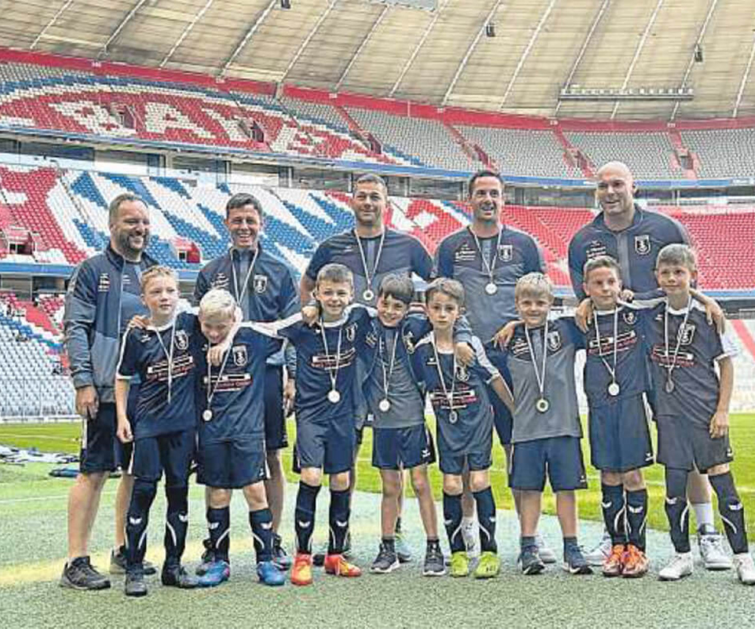 TSV Kühbach Spieler beim Fußballspiel in der Allianz Arena, unterstützt von Kurz Paletten GmbH