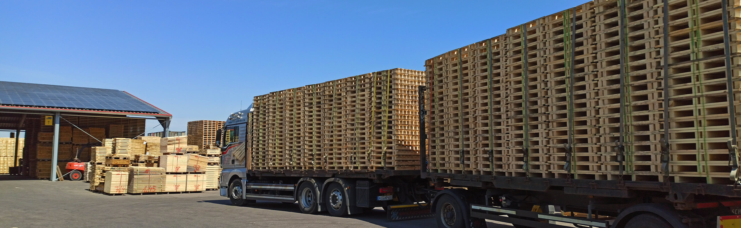 Voll beladener LKW mit Paletten bei Kurz Paletten GmbH