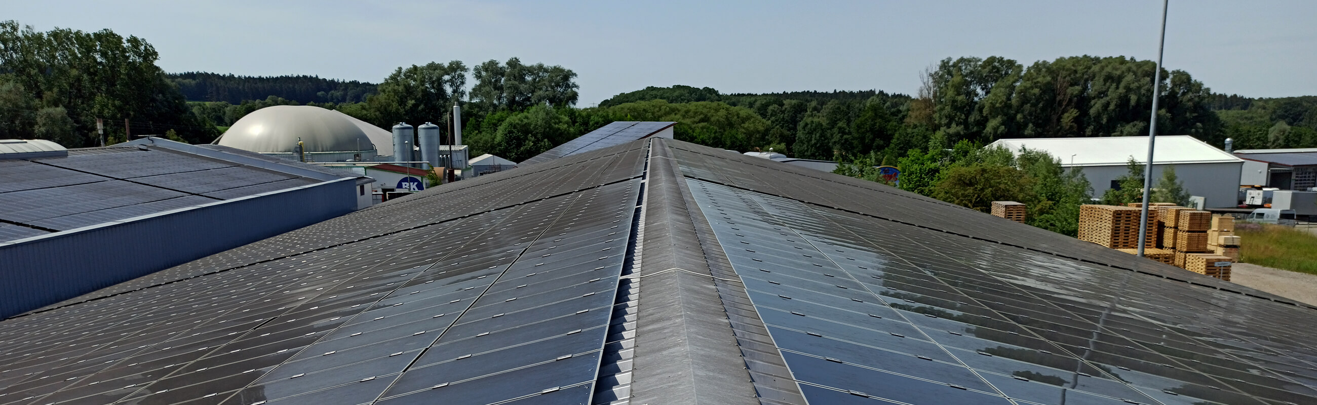 Photovoltaikanlage auf dem Firmendach der Kurz Paletten GmbH