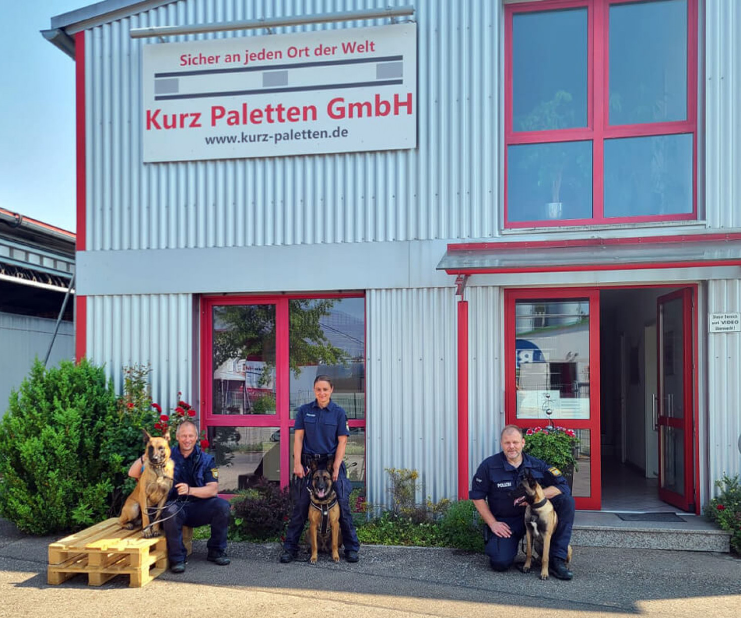 Kurz Paletten GmbH unterstützt Diensthundestaffel der Polizei Augsburg – Engagement für regionale Sicherheit und Zusammenarbeit