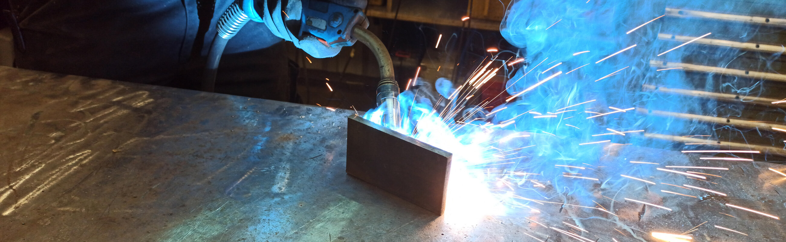 Arbeiter führt Schweißarbeiten bei Kurz Paletten GmbH aus