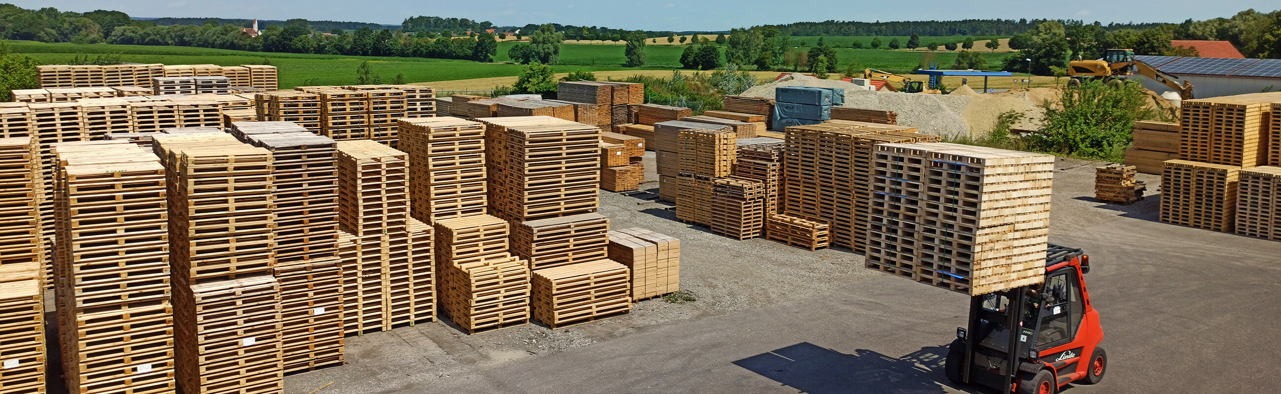 Firmengelände mit Paletten und Gabelstapler